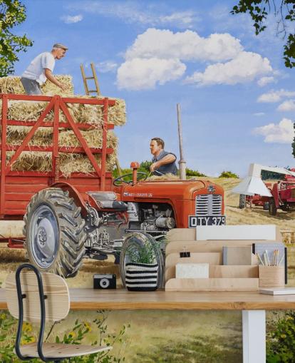 fondo de pantalla de tractor rojo lleno de heno con agricultores