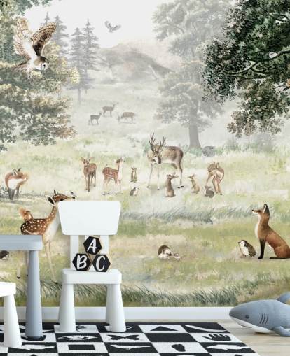 geïllustreerd behang met bos en wezens voor de kinderkamer