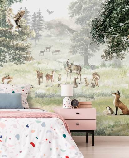carta da parati illustrata con boschi e creature per la camera dei bambini