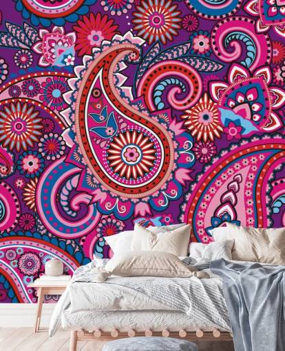 pink, lilla og rød paisley tapet