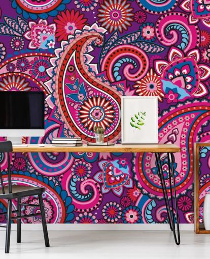 pink, lilla og rød paisley tapet