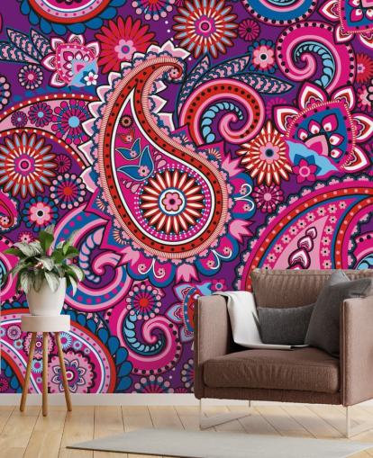 pink, lilla og rød paisley tapet