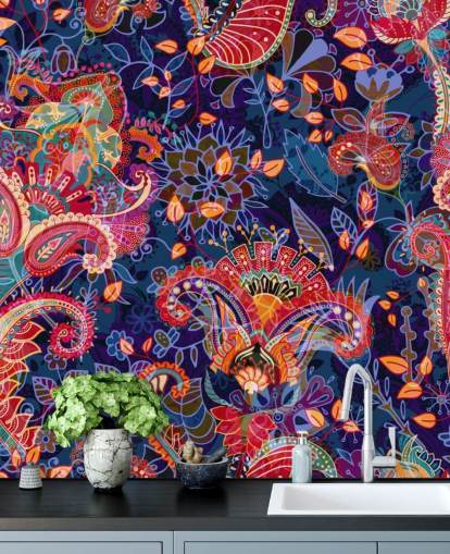 papel pintado floral morado con flores rojas