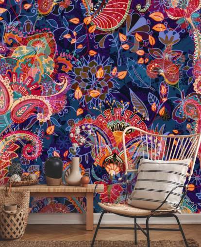 lila Blumentapete mit roten Blumen