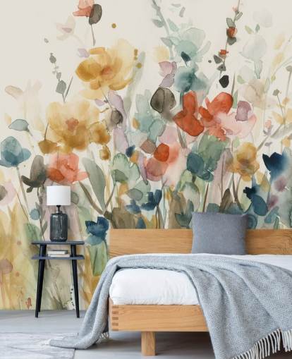 farbenfrohe individuelle Blumentapete namens In Full Bloom von Carol Robinson für Schlafzimmer, Wohnzimmer und Küchen