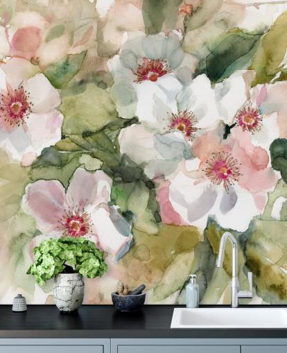 vita och rosa vallmo med gröna blad som målar tapeter