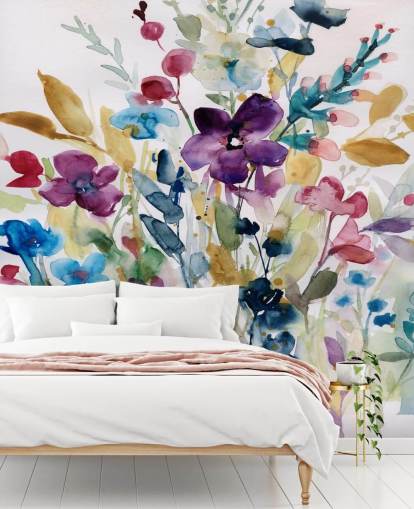 carta da parati murale colorata con motivo floreale ad acquerello chiamato Garden Jewels di Carol Robinson per salotti e giardini d'inverno