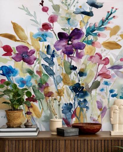 farbenfrohe Blumenaquarell-Tapete mit dem Titel Garden Jewels von Carol Robinson für Lounges und Wintergärten