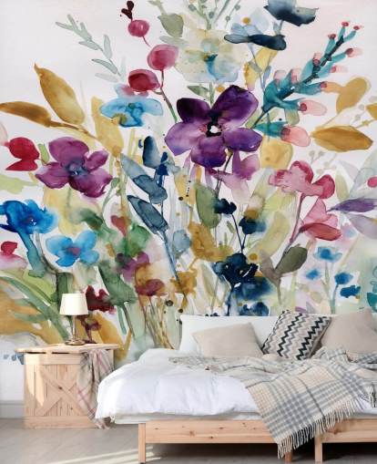 carta da parati murale colorata con motivo floreale ad acquerello chiamato Garden Jewels di Carol Robinson per salotti e giardini d'inverno