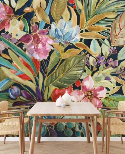 bunte tropische Blumen auf dunklem Hintergrund