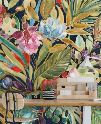 bunte tropische Blumen auf dunklem Hintergrund