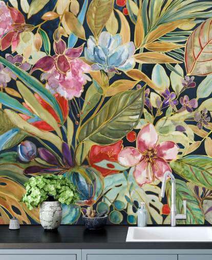 bunte tropische Blumen auf dunklem Hintergrund bunte tropische Blumen auf dunklem Hintergrund