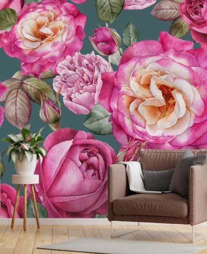 rosa Blumen und Rosen mit grünem Hintergrund