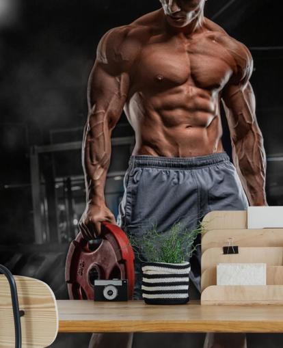 fond d'écran homme bodybuilder fort tenant des poids