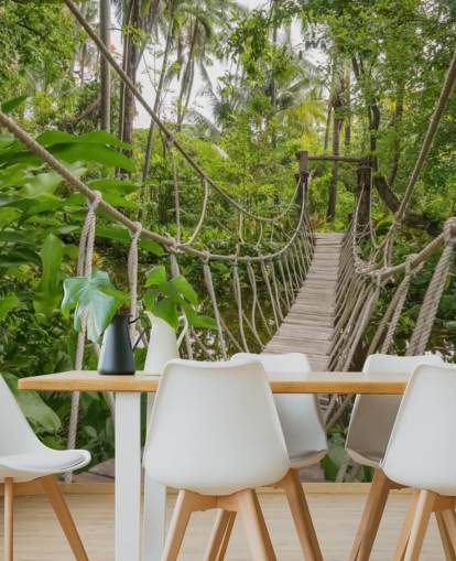 Hout- en touwbrug in een jungle behang