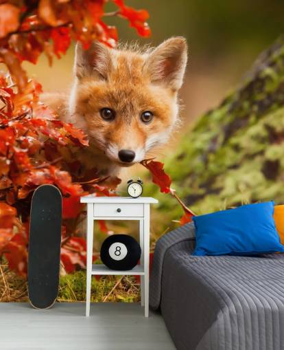 Fox Cub im Herbstlaub bemalte Tapete