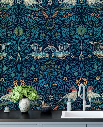 carta da parati vintage con uccelli e foglie blu