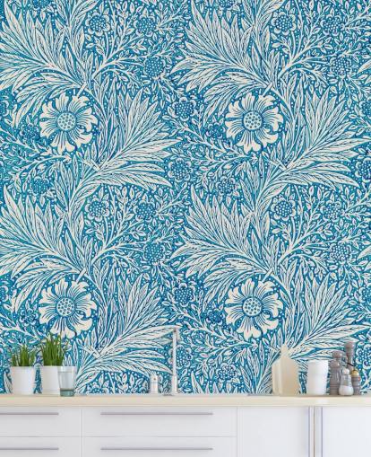 blaue und weiße Vintage-Blumentapete