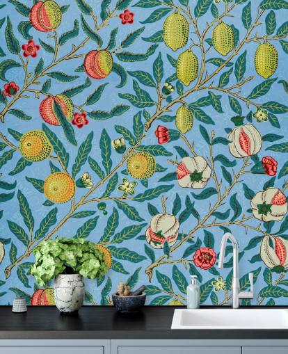 fondo azul brillante con papel tapiz de melocotones, limones y granadas