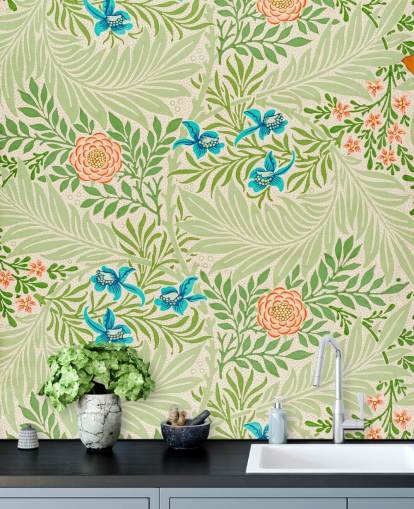 papel pintado de hojas verdes y flores rosas y azules