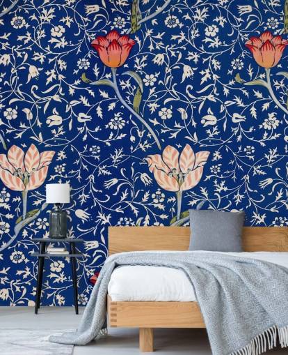 papier peint bleu marine avec des fleurs roses et rouges