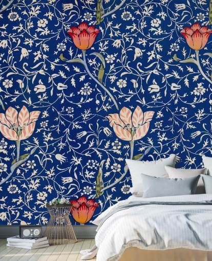marineblå tapet med lyserøde og røde blomster marineblå tapet med lyserøde og røde blomster