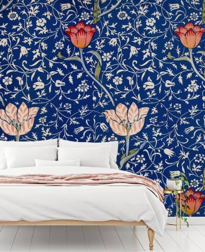 Marineblaue Tapete mit rosa und roten Blumen