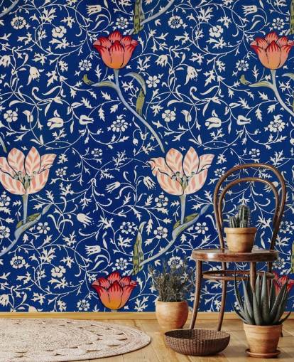 carta da parati blu navy con fiori rosa e rossi