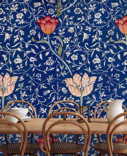 Marineblaue Tapete mit rosa und roten Blumen