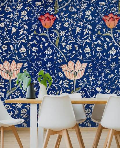 papel pintado azul marino con flores rosas y rojas