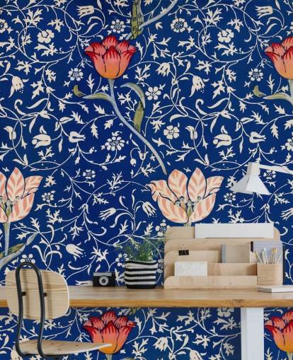 carta da parati blu navy con fiori rosa e rossi