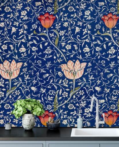 papier peint bleu marine avec des fleurs roses et rouges