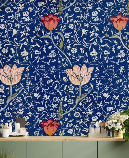 papel pintado azul marino con flores rosas y rojas