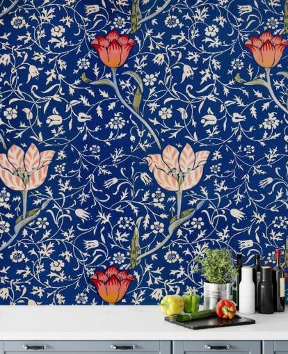 papier peint bleu marine avec des fleurs roses et rouges