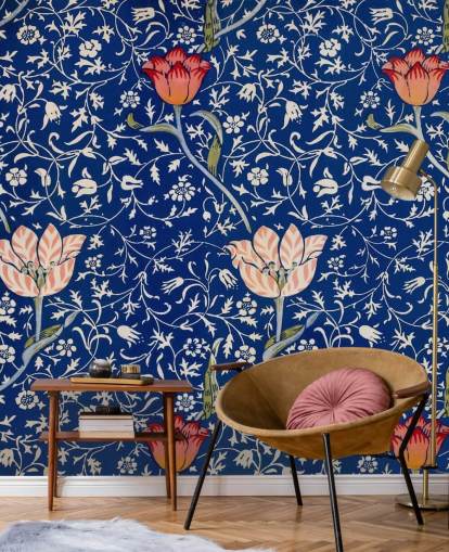 marinblå tapet med rosa och röda blommor