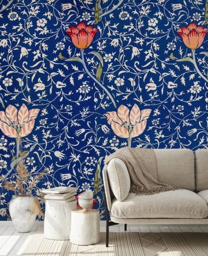 marineblå tapet med lyserøde og røde blomster