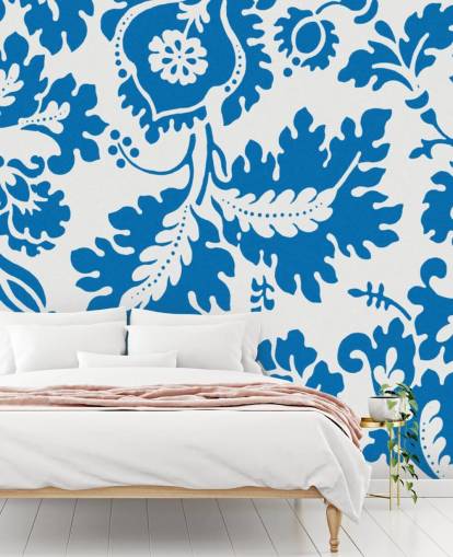 blauw en wit bloemenpatroon behang