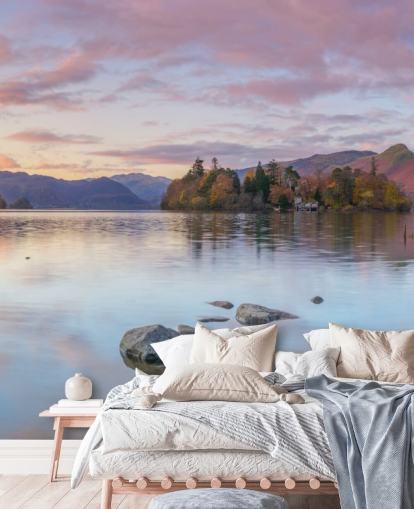 Lago cercado por montanhas