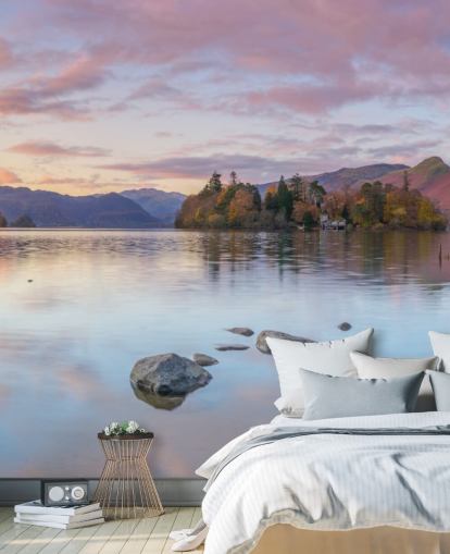 Lago cercado por montanhas