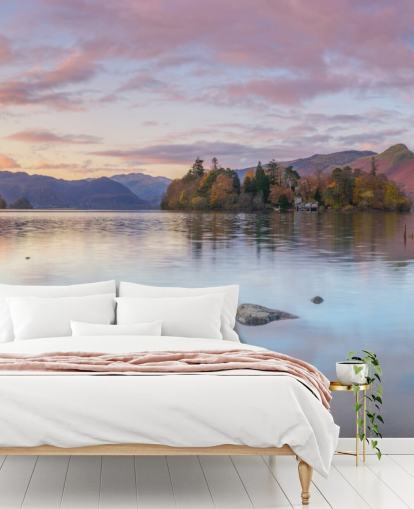 Innsjø omgitt av fjell