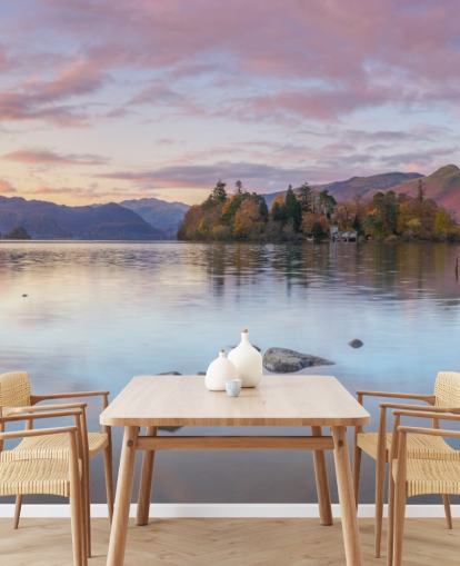 Lago rodeado de montañas Lago rodeado de montañas