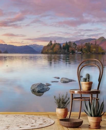 Lago cercado por montanhas