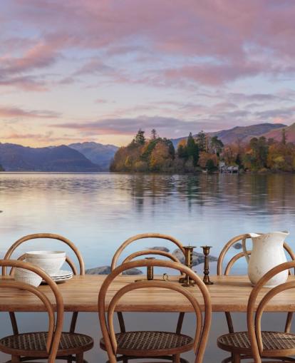 Lago rodeado de montañas