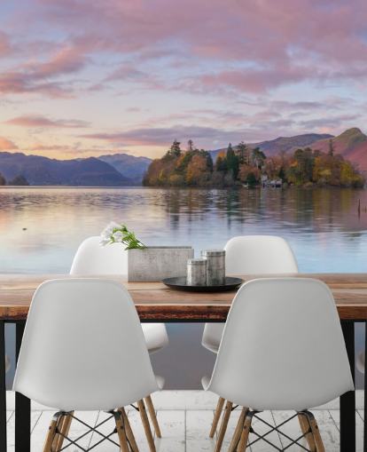 Lago cercado por montanhas Lago cercado por montanhas