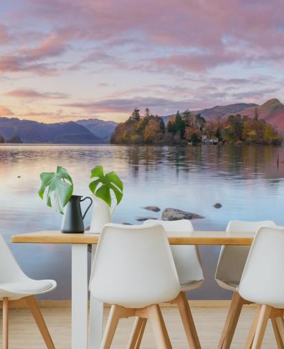 Lago rodeado de montañas