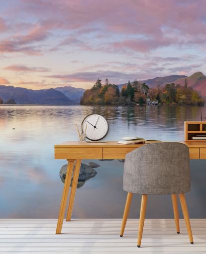 Lago circondato da montagne