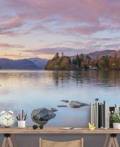 Järvi vuorten ympäröimänä