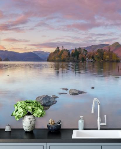 Lac entouré de montagnes Lac entouré de montagnes