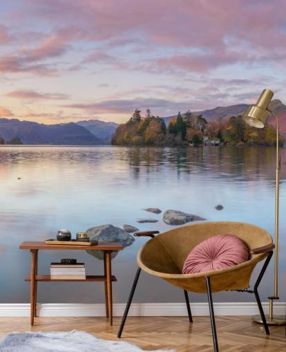 Lac entouré de montagnes