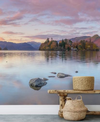 Lago cercado por montanhas